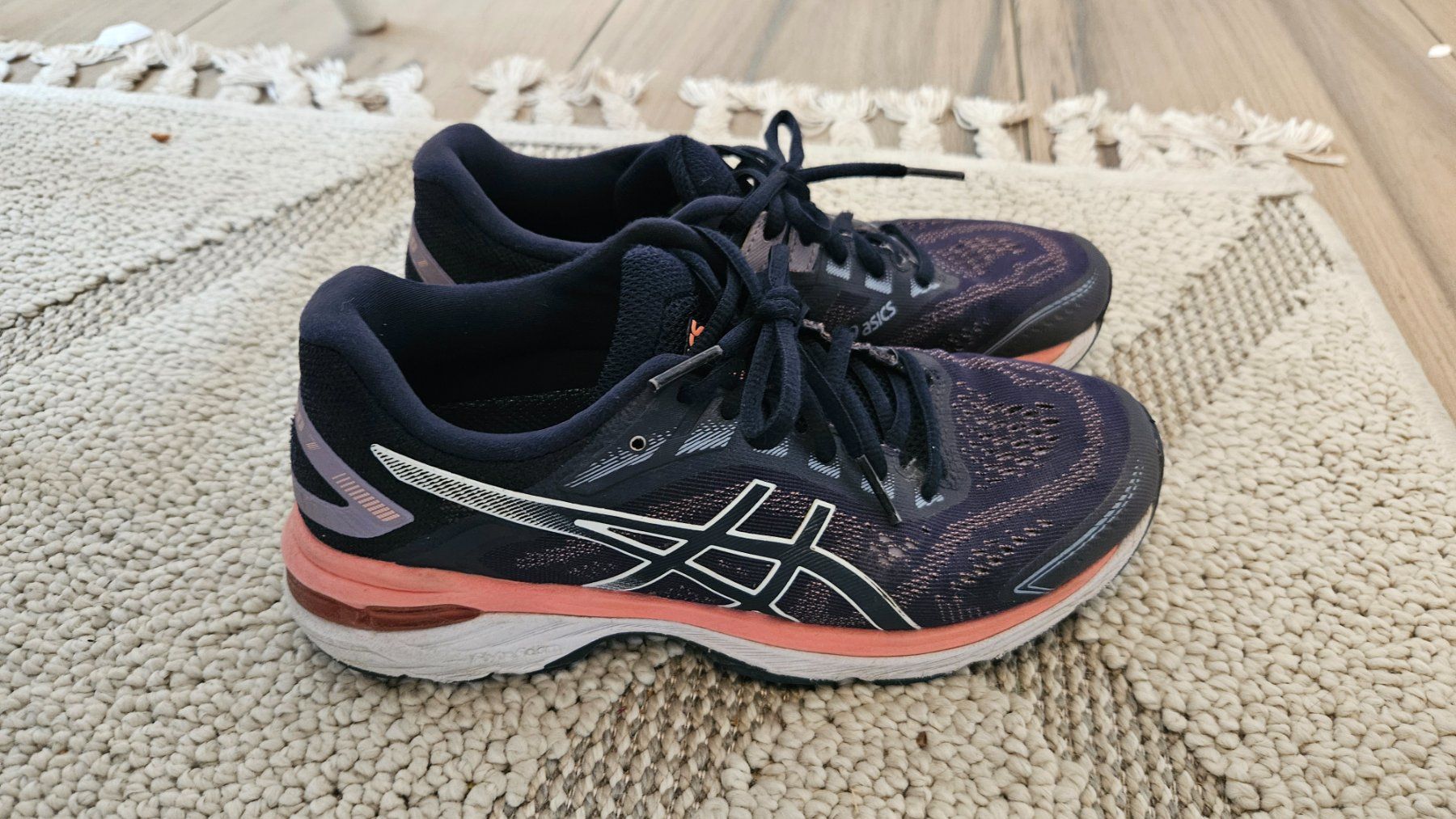 Asics Damenschuhe: Turnschuhe Asics – Gebraucht aus Horgen von Super_mario