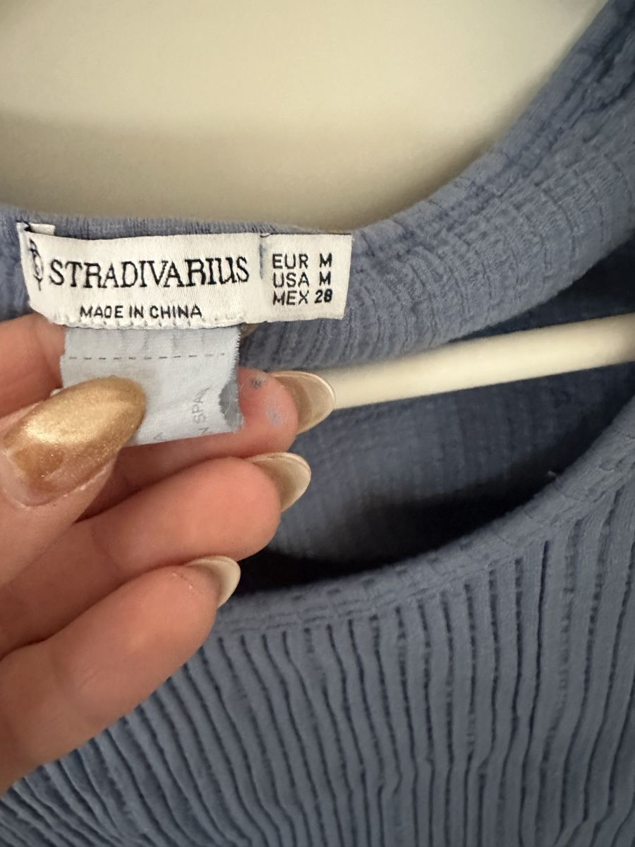 T-shirts: Blaues Crop Top Stradivarius Gr. M – D'occasion à Reinach BL par Alles_muss_weg00 3