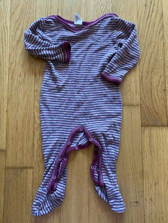 Engel Baby Strampler aus Wolle/Seide gestreift lila Gr 62/68