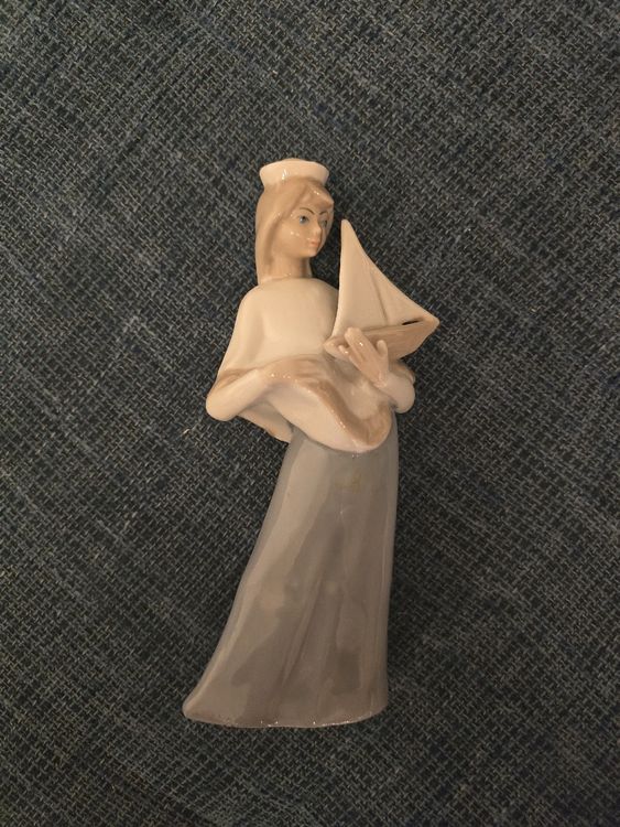 Figurines: Porzellan Figur Mädchen mit Schiff Retro Vintage – D'occasion à Basel par Ab_cha