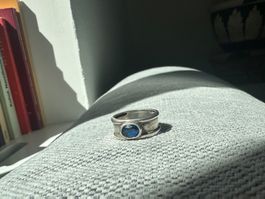 Silberring mit blauem Stein