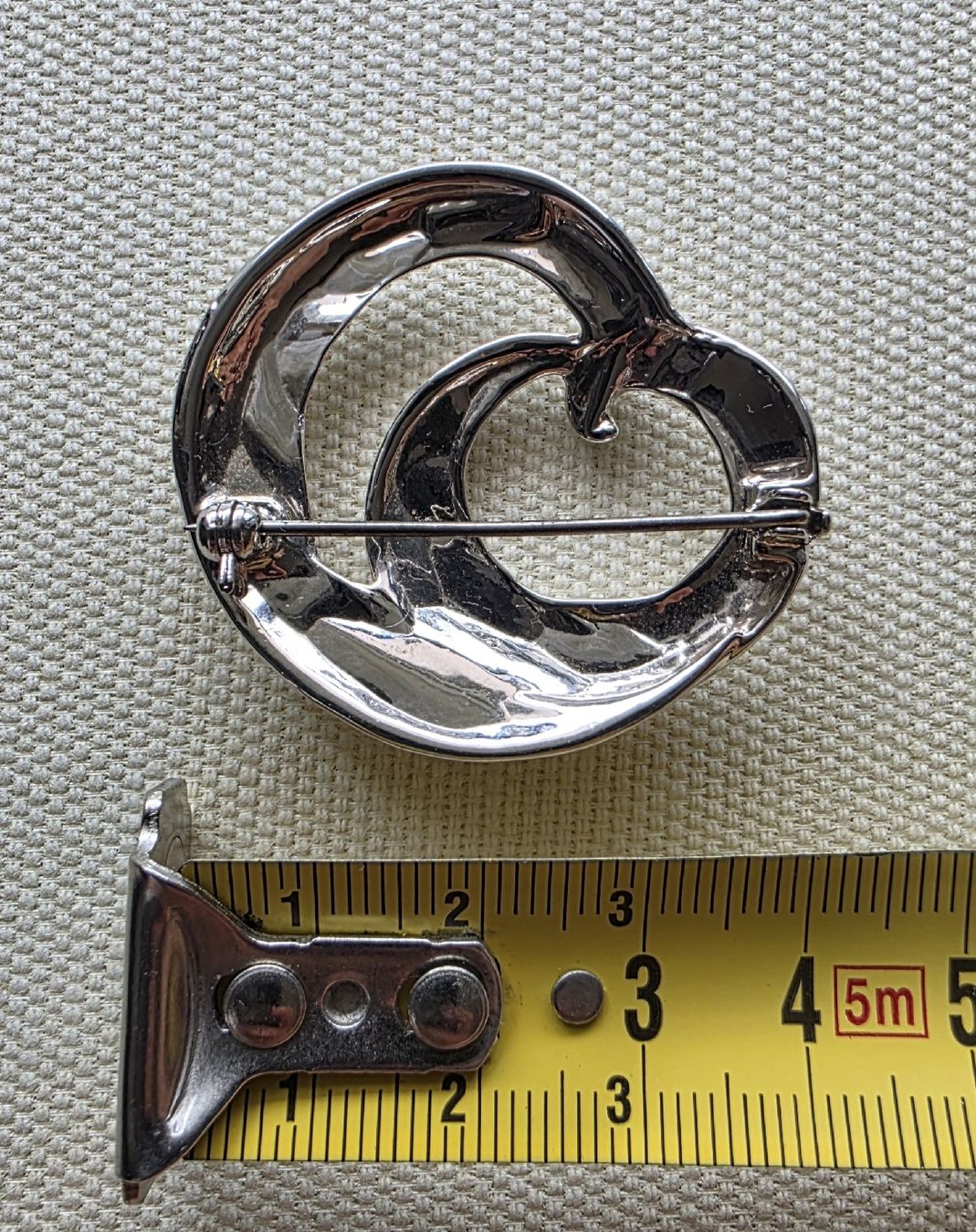 Spille & Fermagli: Superbe Broche Argentée / Design Abstrait Moderne – Usato da Cortaillod venduto da Amira_Nad 2