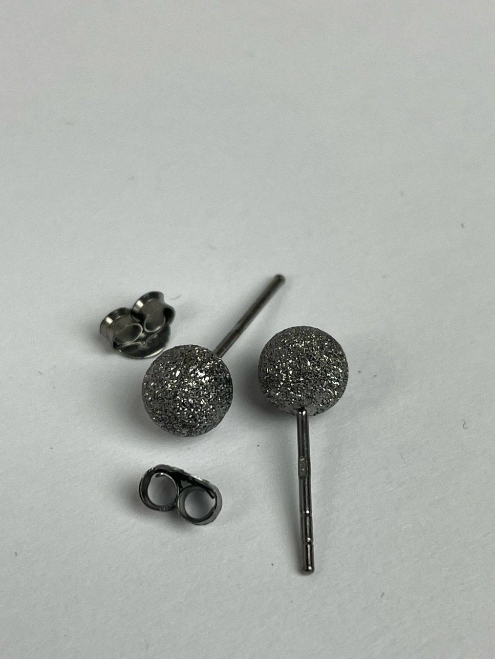 Orecchini pendenti & Orecchini a lobo: Ohrstecker Kugel, Silber 6mm Glitzerkugel, Silber – Nuovo e nell'imballaggio originale da Wängi venduto da LiqKojote