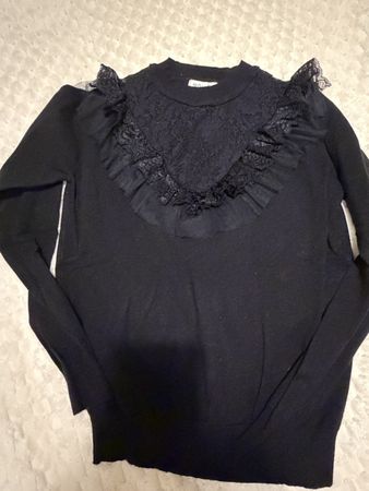 Élégant pull noir à dentelle - Parfait pour l'automne!