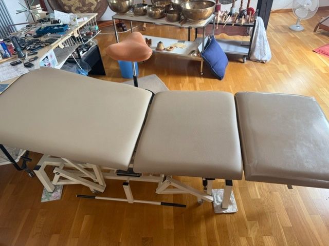 Fauteuils de soin: Table de soin professionnelle – D'occasion à Enges par cordec