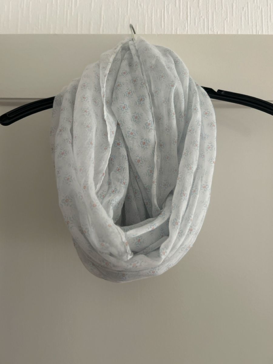 Foulards & écharpes: Foulard / écharpe blanc – D'occasion à Savigny par Althea0202
