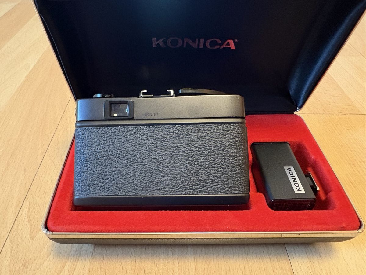 Konica Fotocamera: Konica C35 Automatic Schwarz in Hardcase – Usato da Bettwiesen venduto da wombat90 1