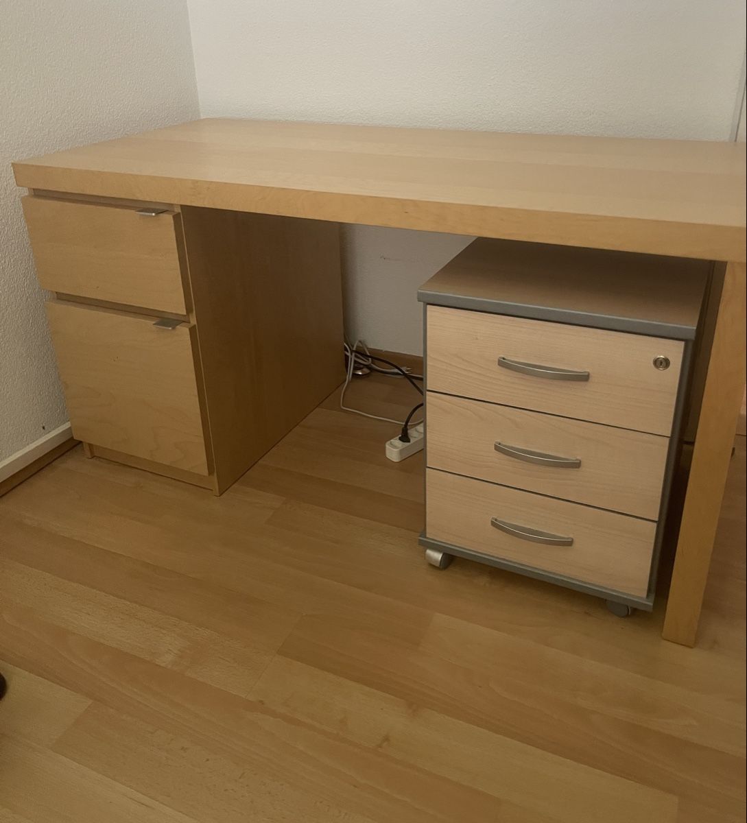 Schreibtische: Schreibtisch Birke mit Schubladenkorpus – Gebraucht aus Gossau ZH von Smarea 1