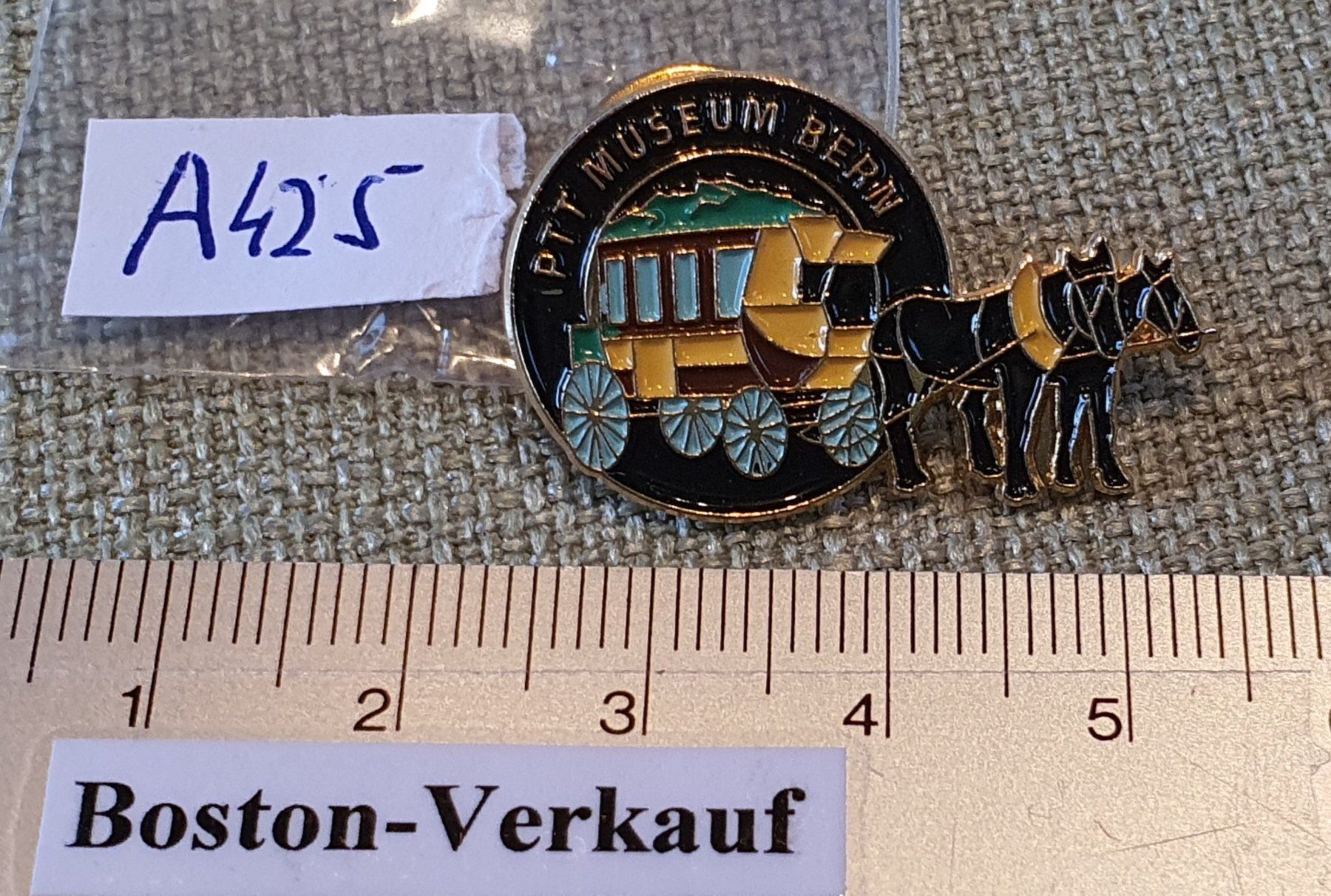 Placchette & Badge: A425 - Pin PTT Museum Bern Postkutsche – Usato da Reinach BL venduto da Boston-Verkauf 2