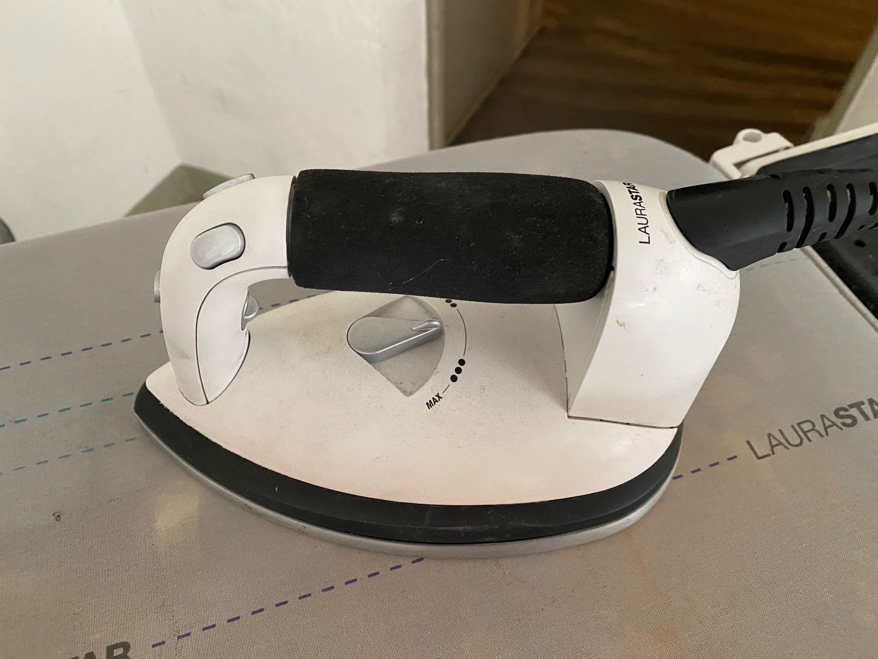 Laurastar Bügeleisen: LauraStar Pulse Silver Bügelsystem gebraucht – Gebraucht aus Baden von dal_r5zm 1