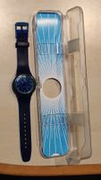 Montre Swatch bleu et avec boîtier
