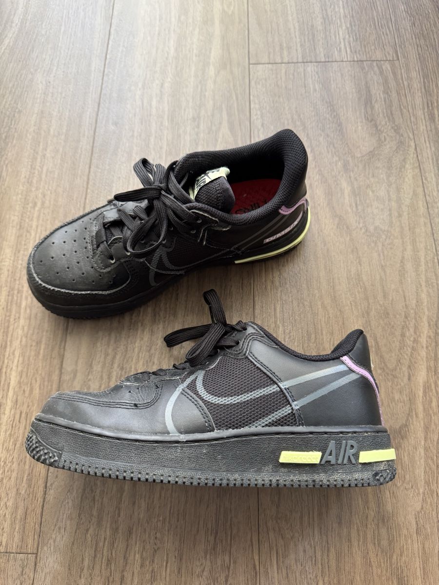 Nike Herrenschuhe: NIKE AIR FORCE 1 LOW REACT💜 – Gebraucht aus Dietikon von athiinax