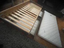 Bett mit Matratze