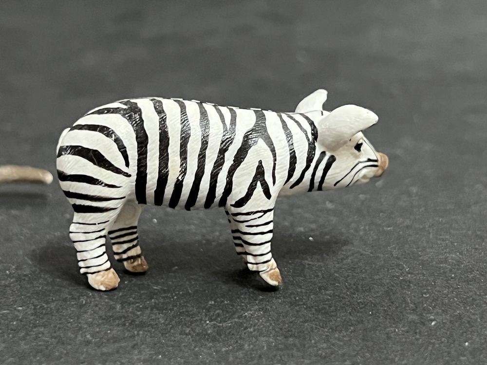 SCHLEICH 82805 Ferkeljunges Zebramuster – Jubiläumsedition, Ca. 8x3x7,5 Cm, Sammlerfigur
