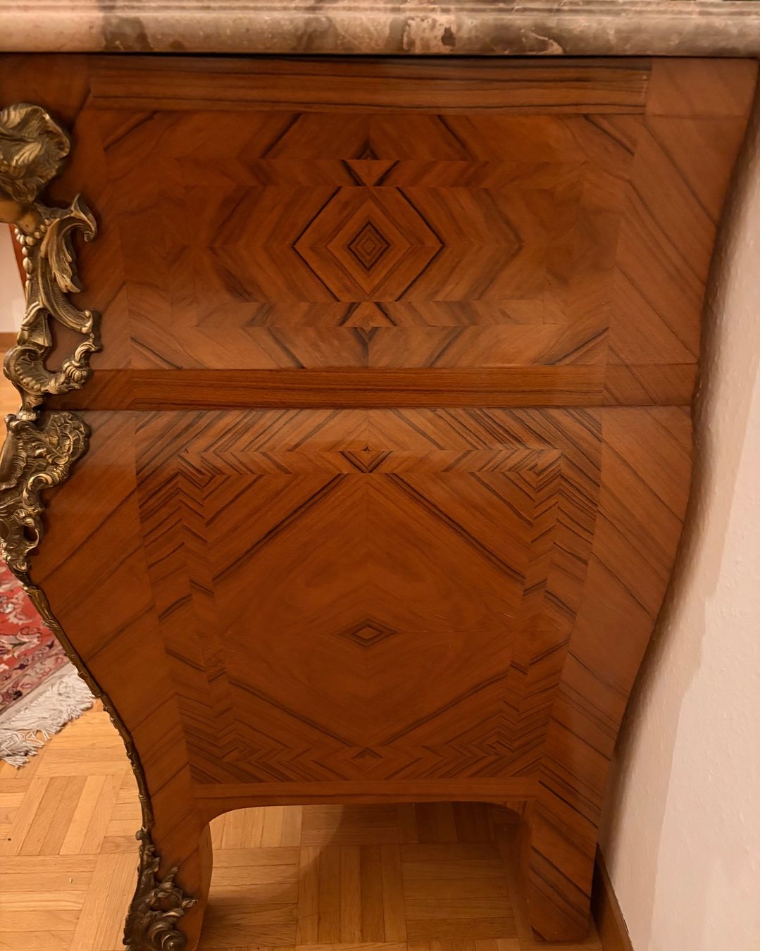Cassettiere: Magnifique commode Louis XV marbre beige dessus – Usato da Genève venduto da location01 2