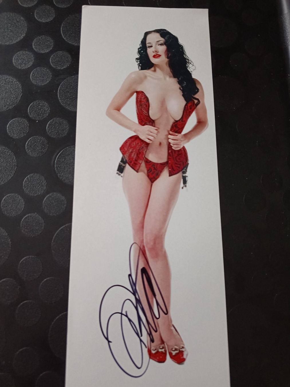Autografi: Dita Von Teese - Handsigniert 10x30cm - Handsigniert – Usato da Menziken venduto da Artographs