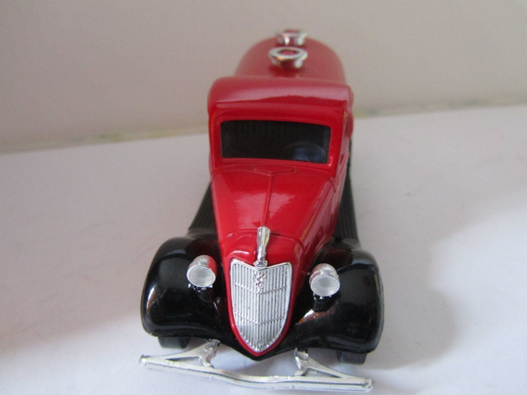 Solido Modellini d'auto: Ford V8 Citerne, Solido 1:43 – Usato da Weiningen ZH venduto da dietsch57 1
