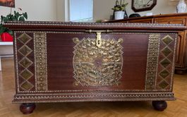 Schöne, handgearbeitete Sansibar-Truhe