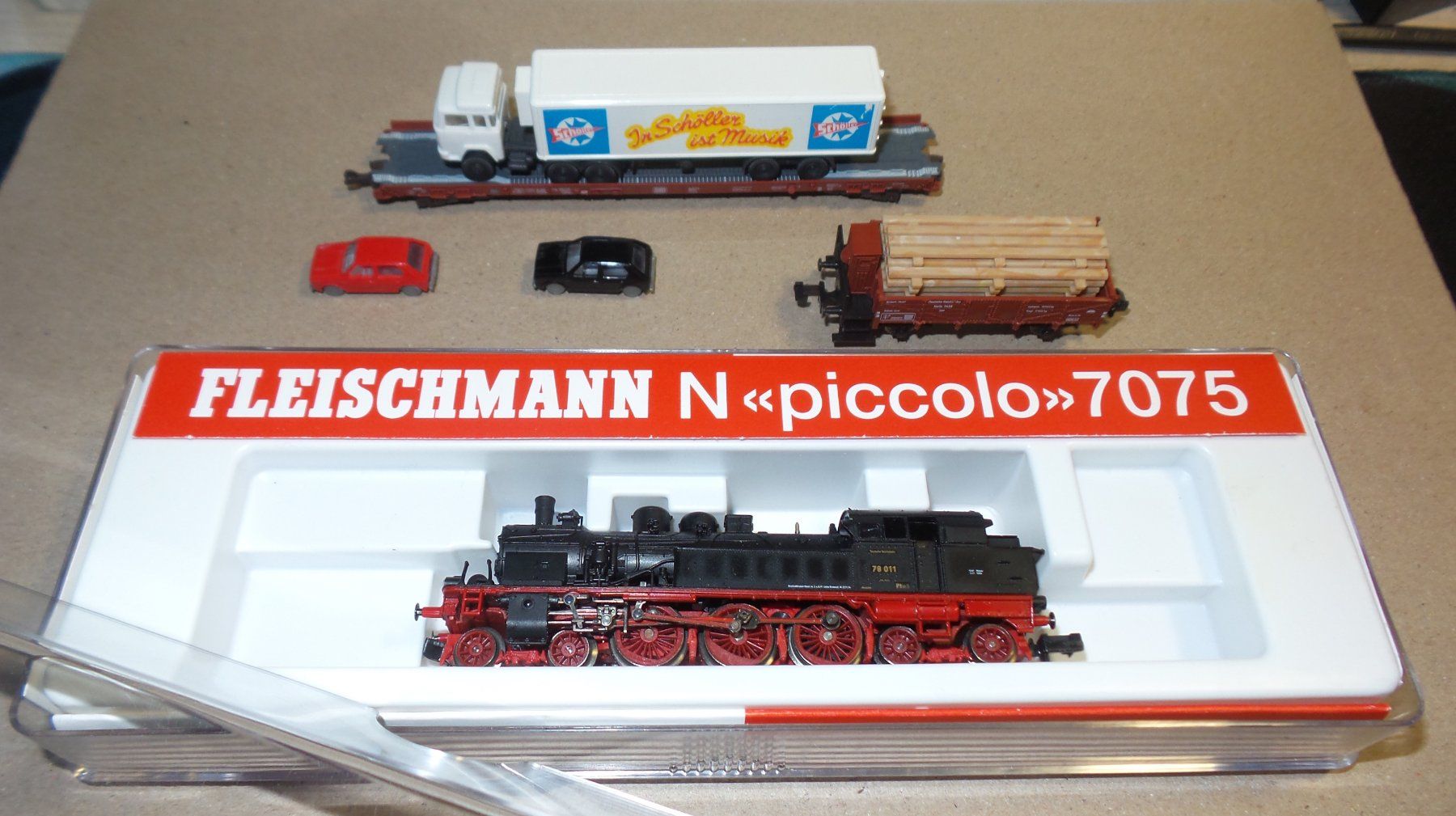 Fleischmann Modellini di ferrovie: Locomotive Fleischmann N 7075 + 2 wagons – Usato da Bulle venduto da Rockandtoys