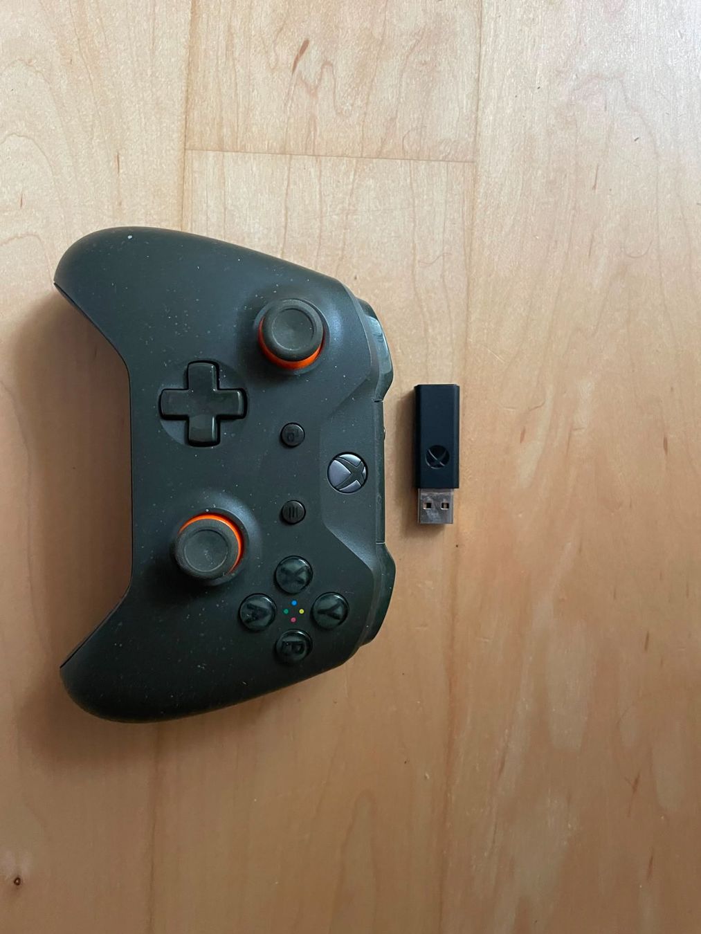 Manettes: XBOX ONE Controller + USB Wireless Stick – D'occasion à Altstätten SG par jan_8rpv