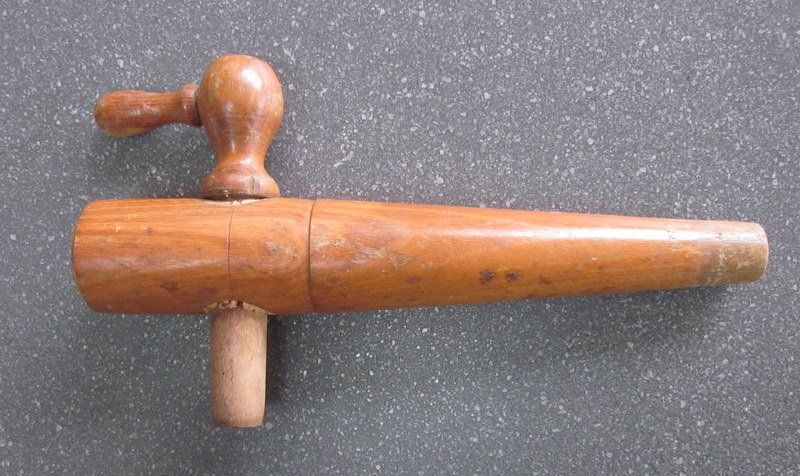 Fass-Zapfhahn aus Holz, mit Korkdichtung am Hahn (Gebraucht) in ...