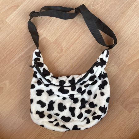 Umhängetasche Kuhmuster/Cowprint schwarz weiss, flauschig
