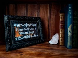 Plaque métal citation "Broken Heart", fait main, noire