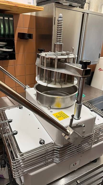 Elettrodomestici da cucina: Pizza  Teigteil & Rundmaschine – Usato da Rickenbach SZ venduto da Sproni 1