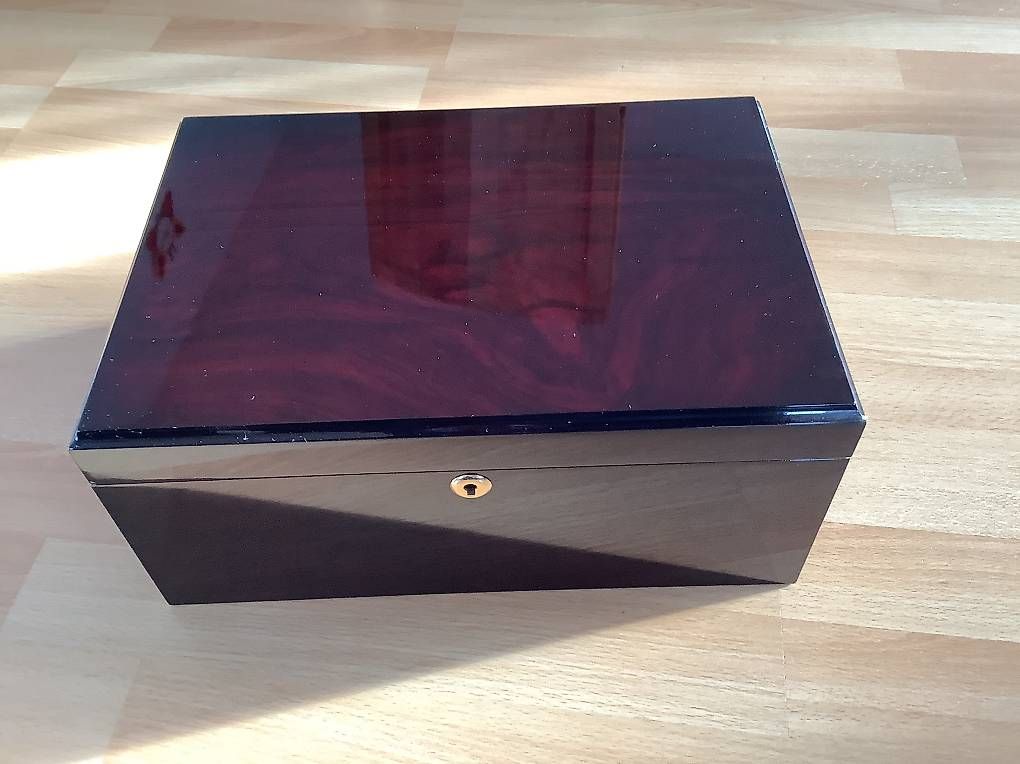 Humidore: Humidor – Neu (gemäss Beschreibung) aus Meisterschwanden von Tuerp