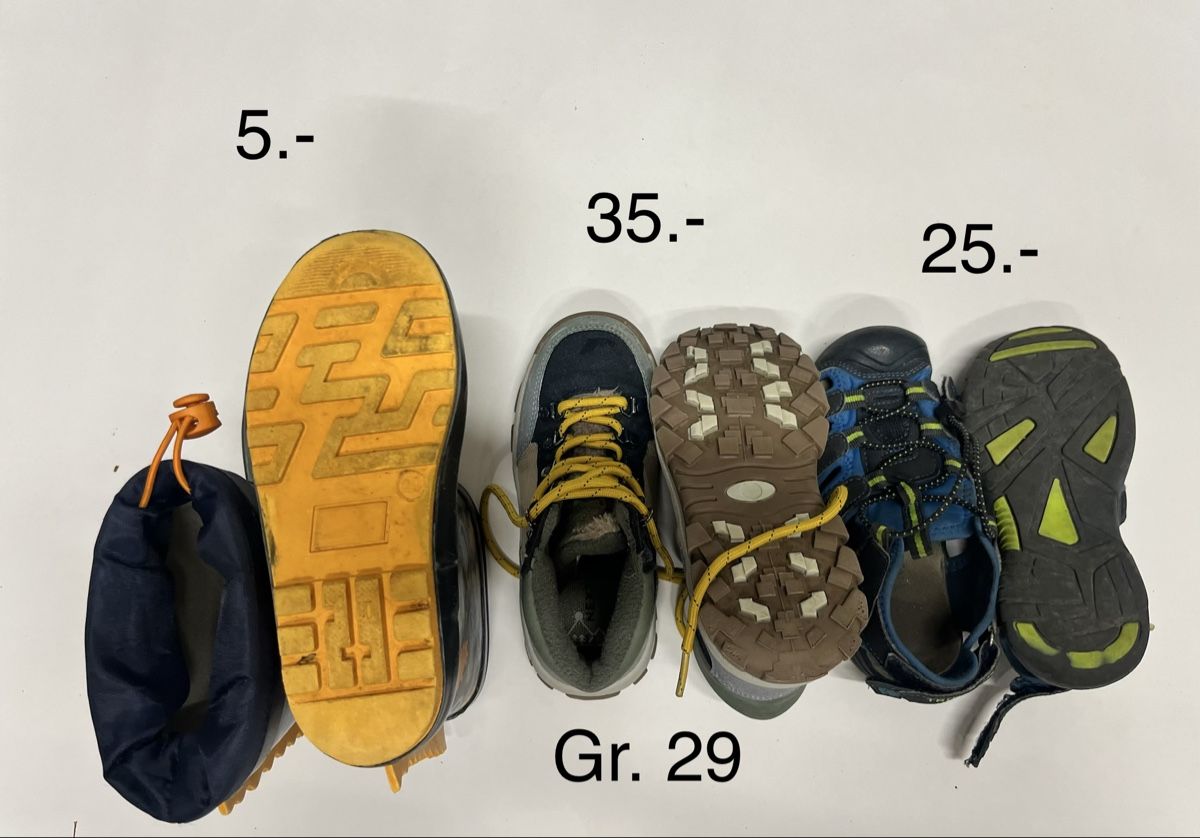 Chaussures garçon: Diverse Schuhe Gr. 25-31.5 – D'occasion à Flaach par JSchoch86
