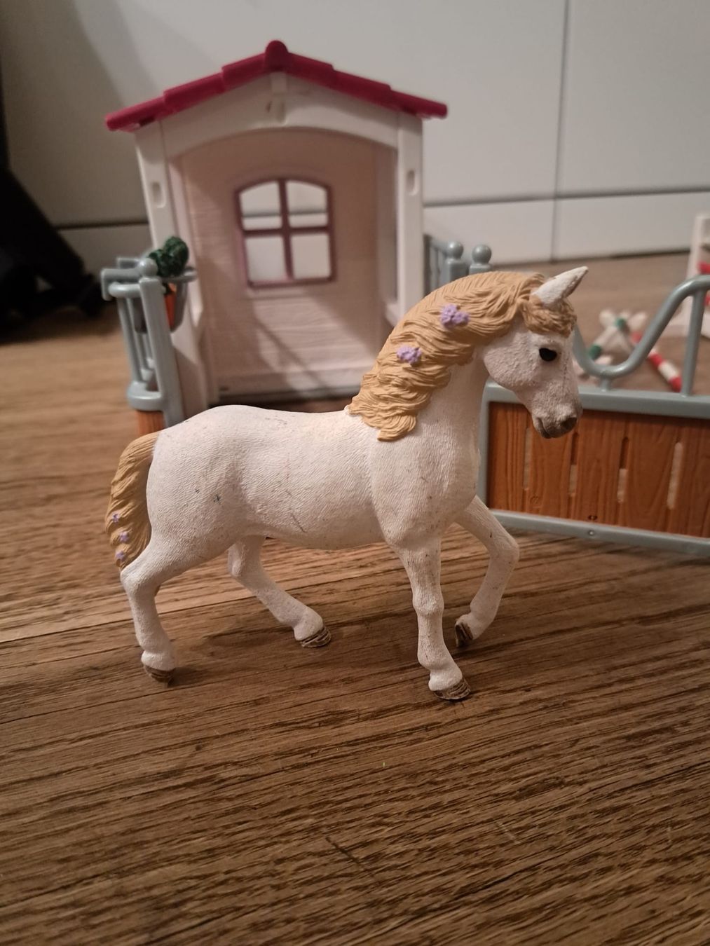 Schleich Spielzeuge: Schleich, weisses Pferd in Boxe inkl. Karotten – Neu (gemäss Beschreibung) aus Madetswil von aur_8xwh 3