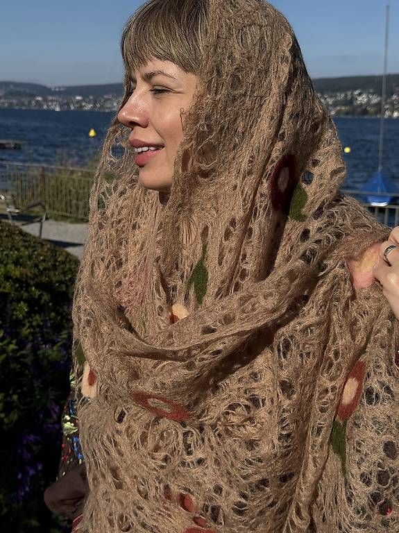 Foulard & Sciarpe: Brauner Mohairschal mit Blumen-Motiven – Usato da Thalwil venduto da han_2b8c 6