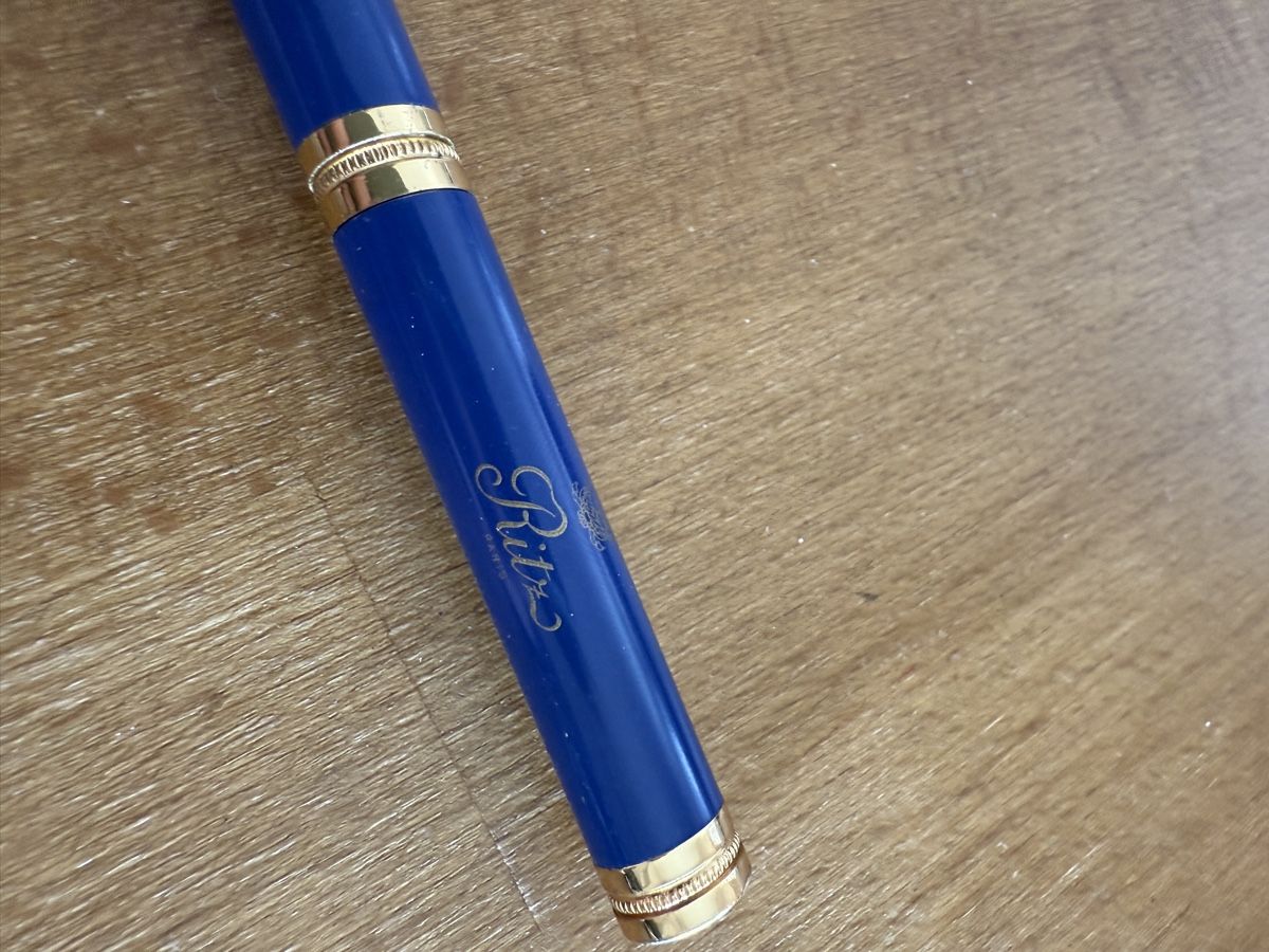 Stifte & Marker: Stylo Hotel Ritz Paris bleu et doré - Élégance et précision – Gebraucht aus Lausanne von Stephaniesdressing 1