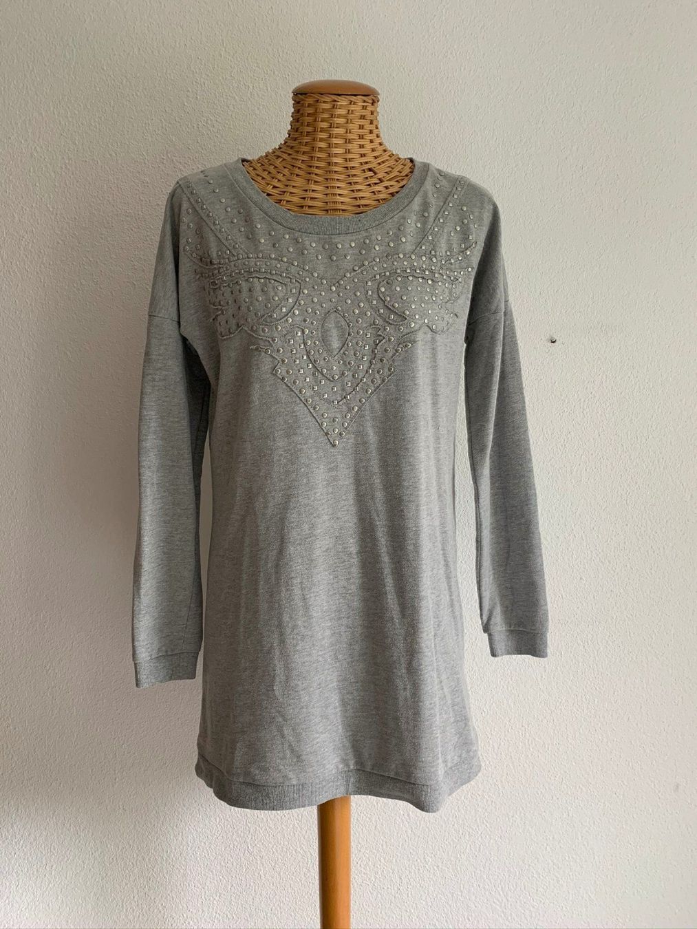 Vila Pulls & Sweat-shirts: VILA - Longpullover hellgrau m. Nieten S – D'occasion à Zürich par Diazaio