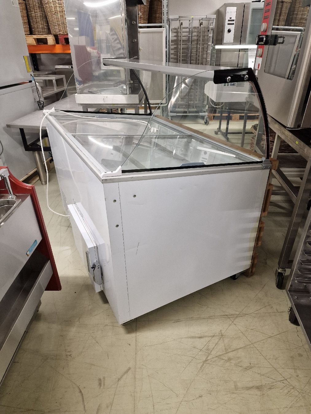 Allestimento di negozi e stand fieristici: Gelateria vitrine – Usato da Niederwangen BE venduto da HasGastrobedarf 8