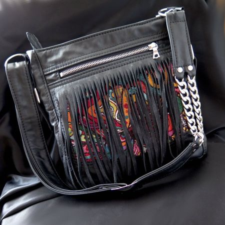 Umhängetasche Damen, schwarzes Leder mit Fransen und Kette