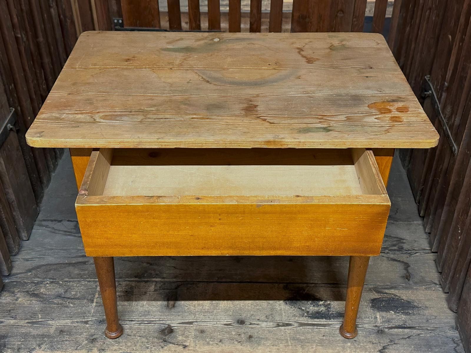 Tische: Antiker Kindertisch Holz Jugendstil – Gebraucht aus Zürich von sophietoth 1