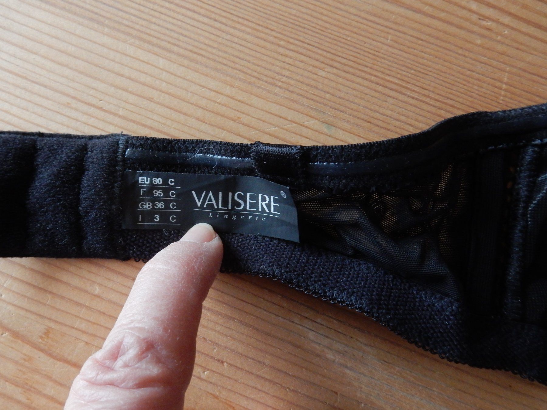 Altra biancheria intima: Schwarzer Push-Up BH mit Spitze, 80C, neuwertig Valisere – Usato da Jona venduto da simongarden 4