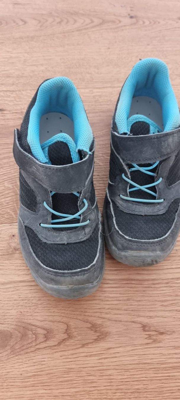 Scarpe per ragazze: 2 Paar: Mädchenschuhe Grösse 31-32 – Usato da Lachen SZ venduto da allesweg78 1