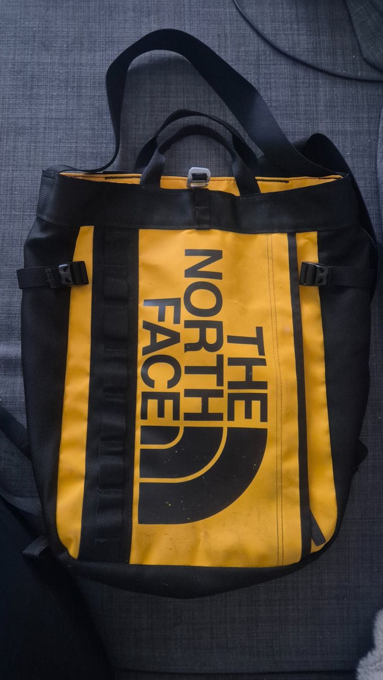 North Face Rucksäcke: The North Face Base Camp Tote Pack – Gebraucht aus Pratteln von chihuahua1988