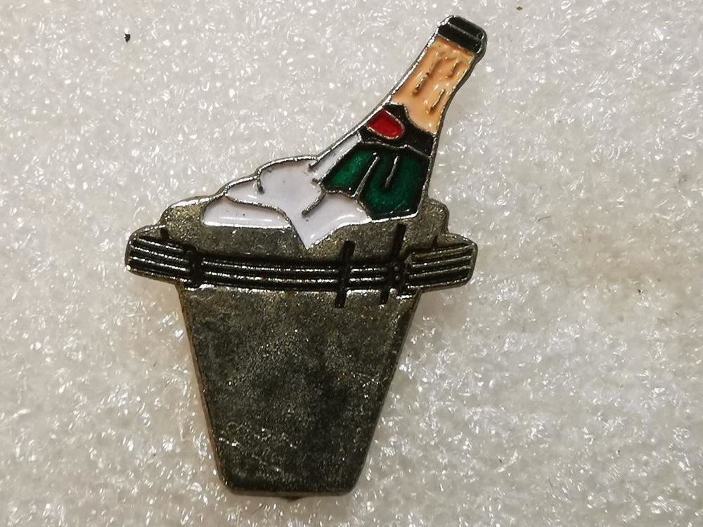 Placchette & Badge: Ansteckpin 52: Champagner – Usato da Oppligen venduto da Pin-Fall-Shop