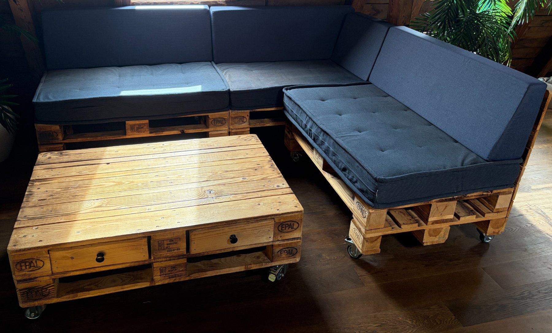 Divani: Palettensofa mit Blauen Polstern – Usato da Zürich venduto da dal_64sr 1