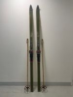 Ski (210 F), Ski von ca. Ende der 1950er Jahre mit Stöcken