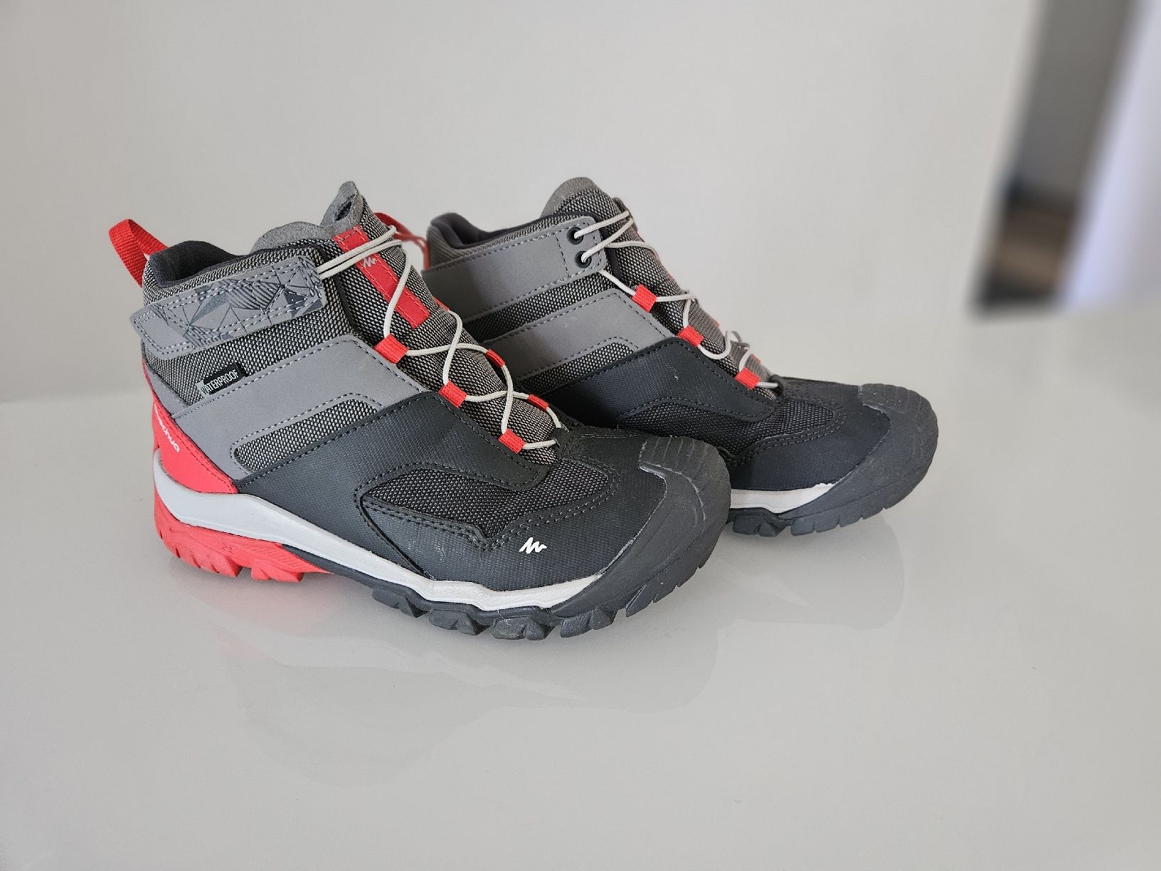 Decathlon Schuhe für Jungen: Kinder-Wanderschuhe Quechua Grösse 34 wasserdicht – Gebraucht aus Niederglatt ZH von Lady-Luck