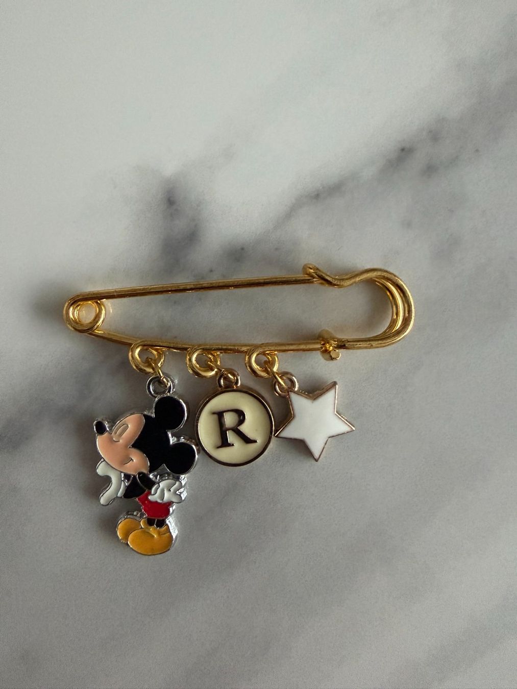 Spille & Fermagli: Anstecknadel Mickey, Initiale "R" & Stern – Nuovo e nell'imballaggio originale da Frauenkappelen venduto da SSCN01