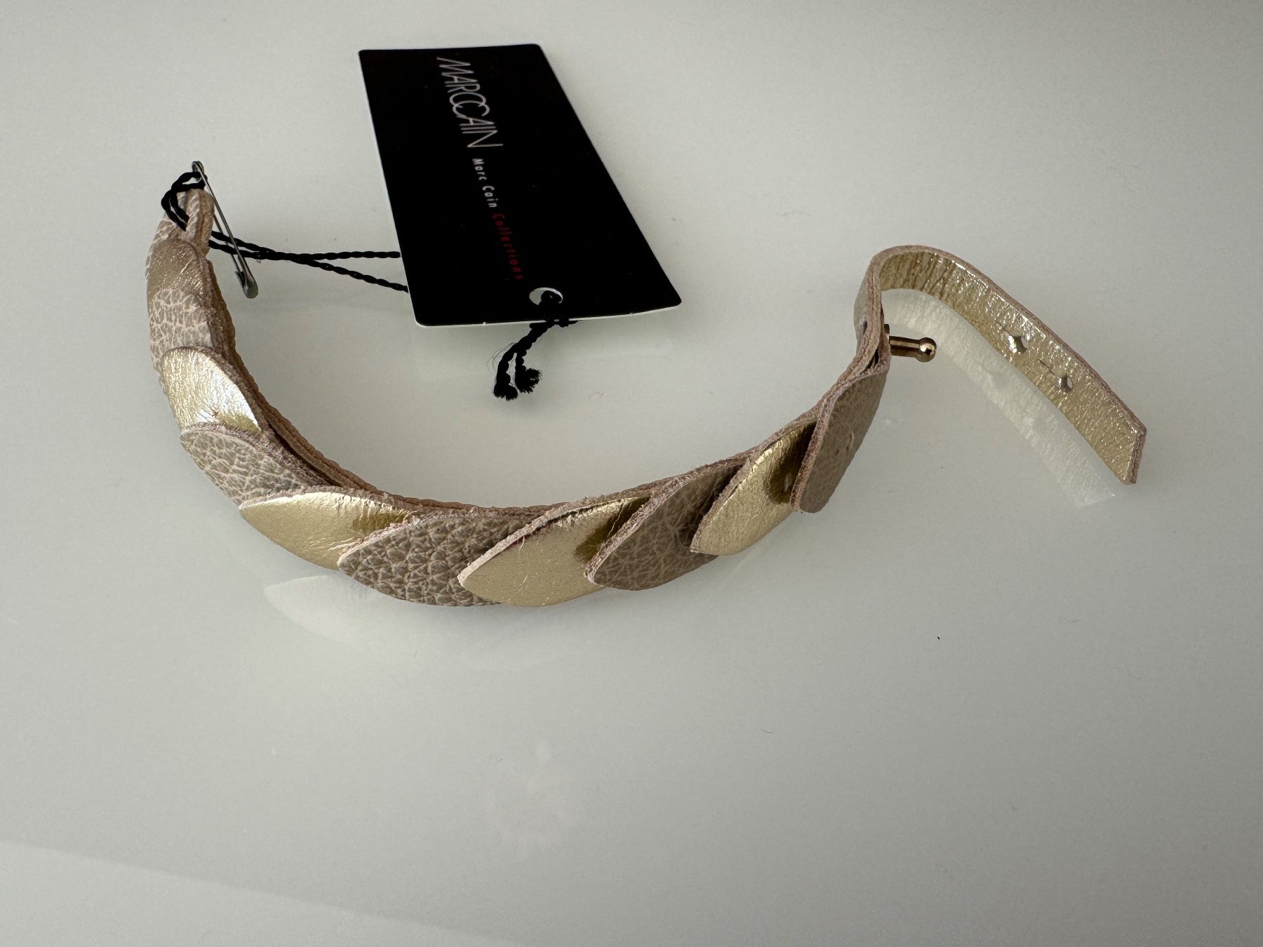 Marc Cain Bracciali & Braccialetti: marc cain armband leder schuppenmuster – Nuovo e nell'imballaggio originale da Volketswil venduto da praxis12