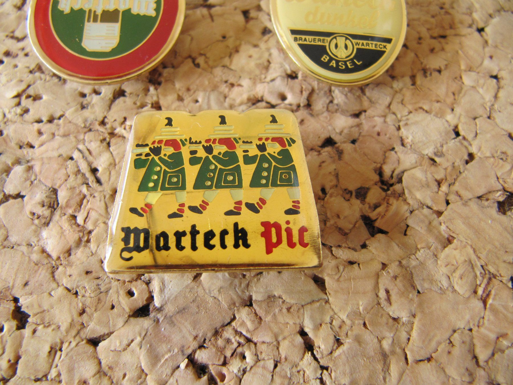 Feldschlösschen Plaquettes & Badges: Warteck   Pin   3 Stück – D'occasion à Basel par Kuba2 2