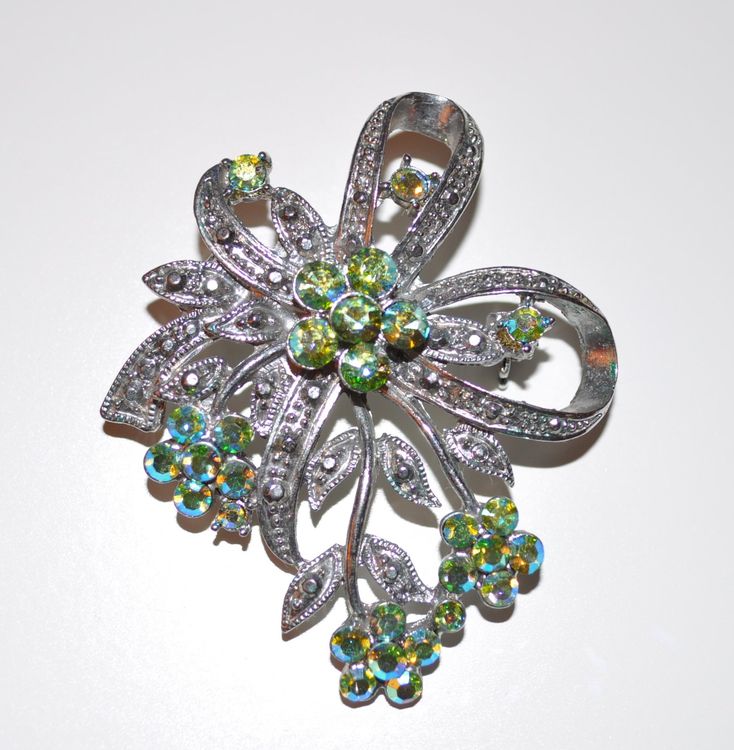 Broche Fantaisie Ancienne En Forme De Petite Bouteille (5.5 Cm) Avec Strass - Occasion