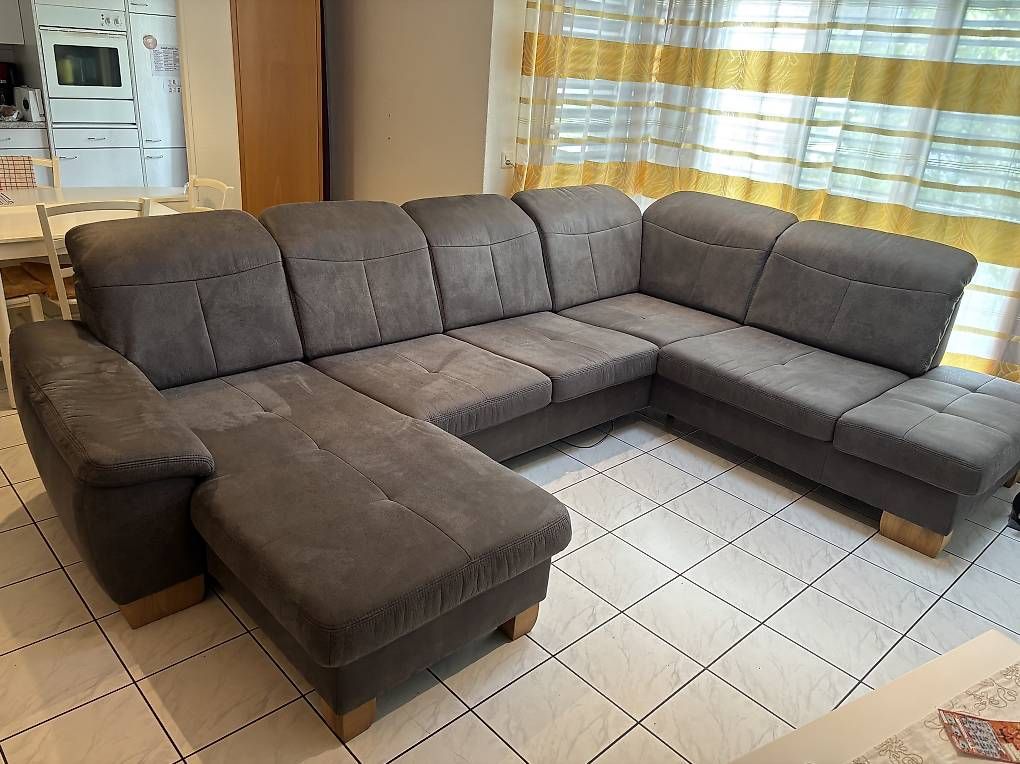 Divani: Couch / Wohnlandschaft / Stoff: Taurus in Lederoptik /Grau – Usato da Schaan venduto da MivrSh