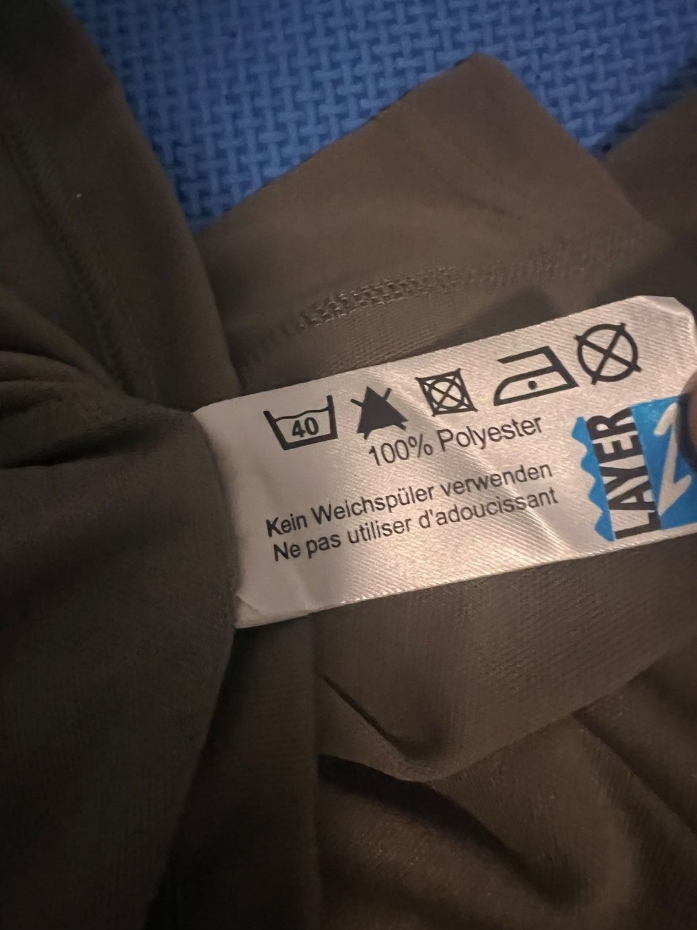 Schweizer Armee Uniformen: 2x Gnägi, Rollshirt, Polyester Schweizer Militär, Grösse L – Gebraucht aus Gossau SG von schlitzerdemon 2